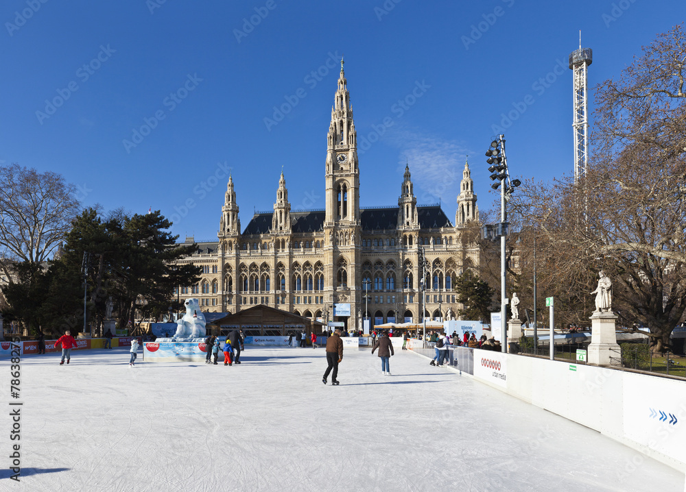 Obraz premium Ice skaters at Wiener Eistraum in front of the City Hall Vienna
