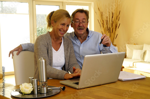 Paar am Laptop ist online
