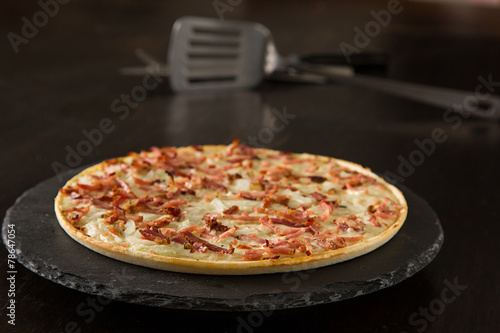 Flammkuchen auf Tischplatte photo