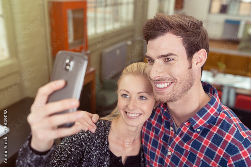 Fototapeta premium glückliches junges paar macht ein selfie