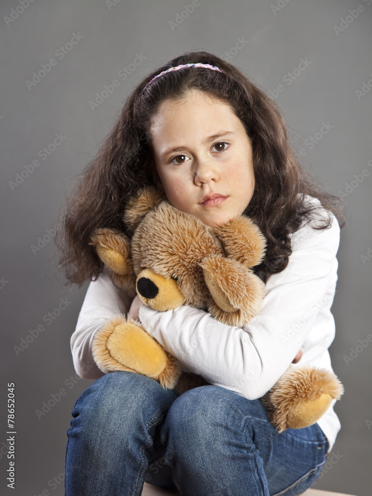 kleines Mädchen kuschelt mit ihrem Teddy kleines Mädchen kuschelt mit ihrem Teddy