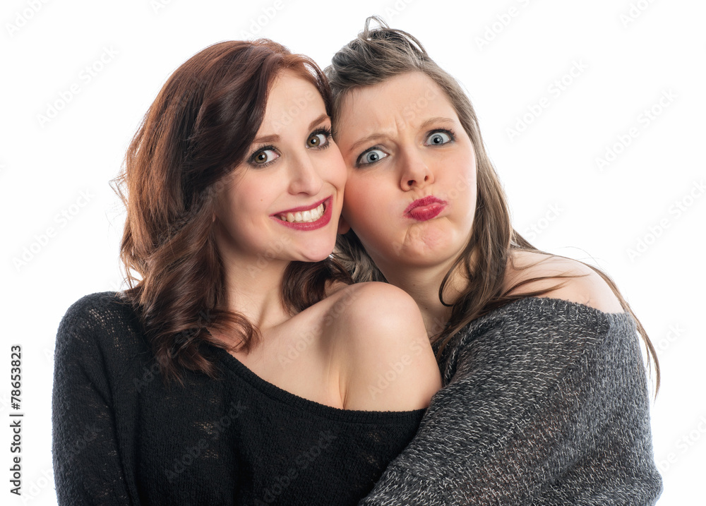 2 Freundinnen umarmen sich und albern herum 2 Freundinnen umarmen sich und albern herum
