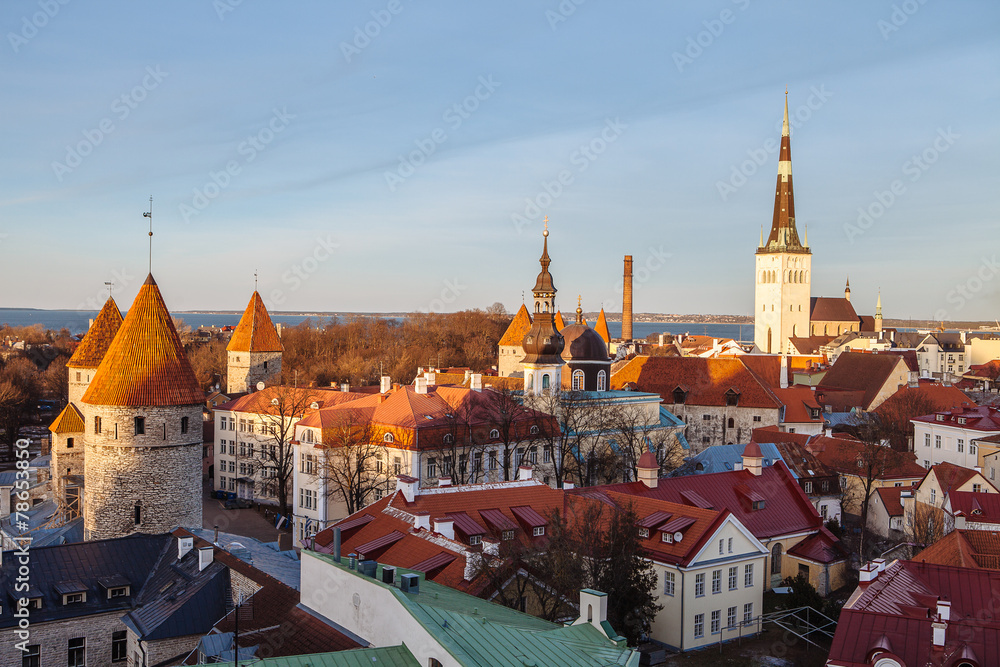 Obraz premium Panorama starego miasta w Tallinie o zachodzie słońca