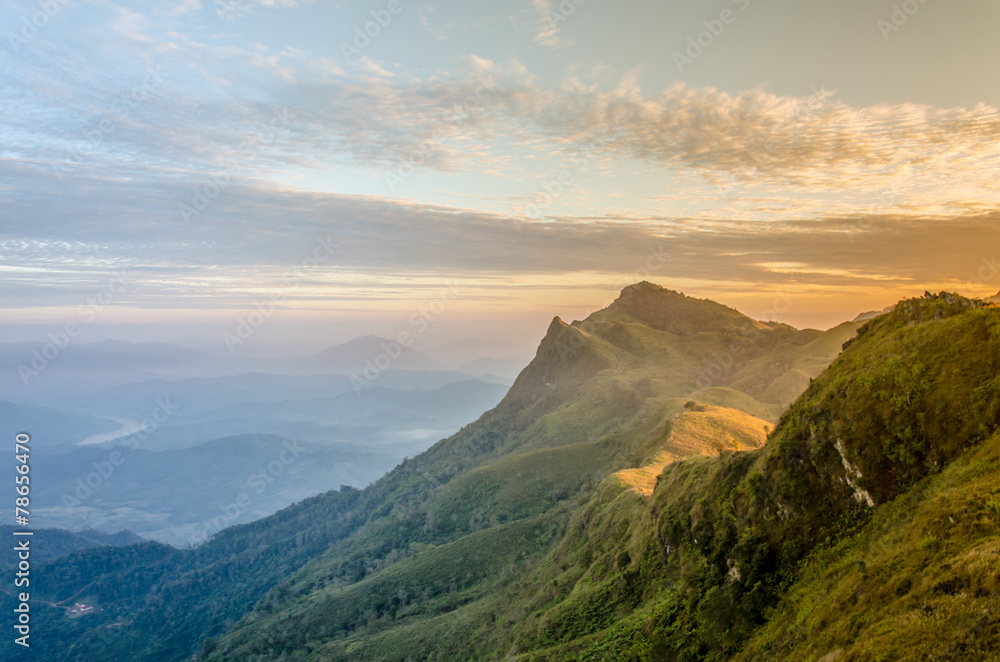 Fototapeta premium Sunrise in PhaTung Mountain, Chiang Rai, Thailand