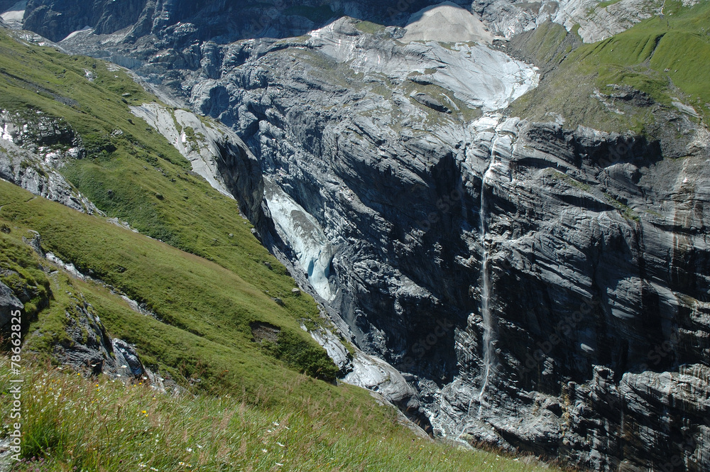 Obraz premium Glacier and waterfall in valley nearby Grindelwald in Alps.