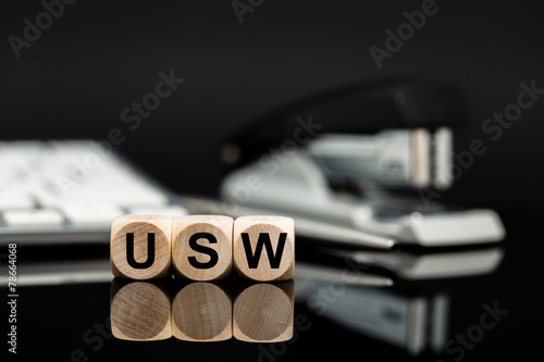 USW - Würfel vor Büomaterial