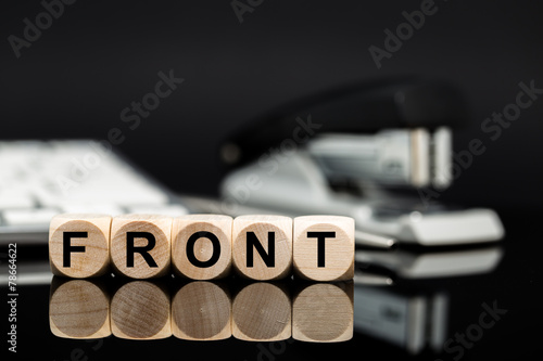 Wallpaper Mural Front - Würfel vor Büromaterial Torontodigital.ca