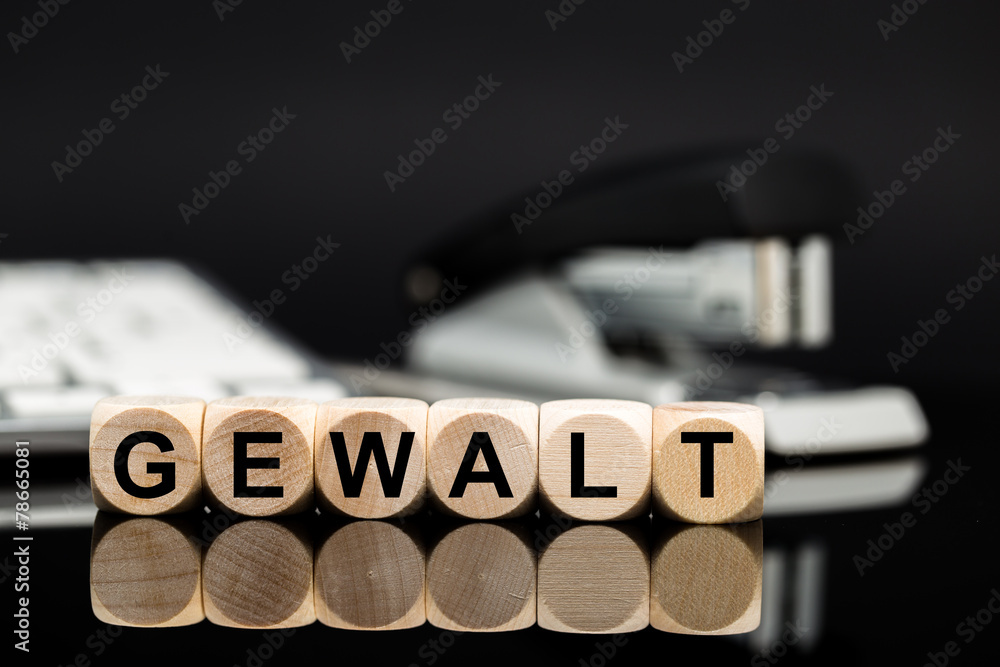 Gewalt - Würfel vor Büromaterial Gewalt - Würfel vor Büromaterial