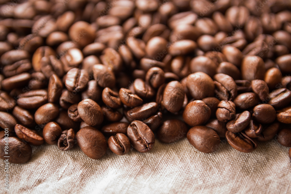 Naklejka premium Coffee beans on the cloth