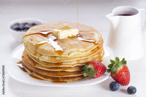 Foto Delicious sweet American pancakes on a plate with fresh fruits