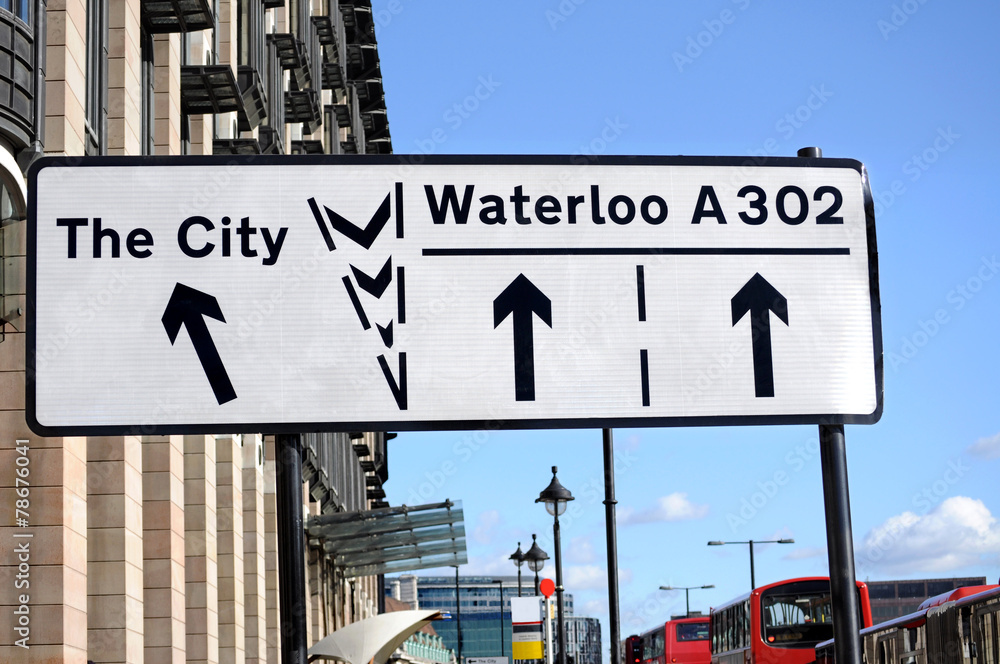 Fototapeta premium Street sign and double decker buses in London