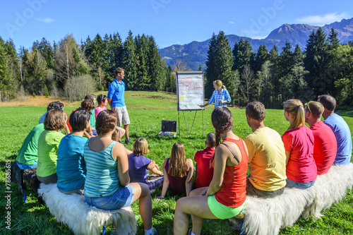 Cuadro en lienzo Teamschulung im Grünen
