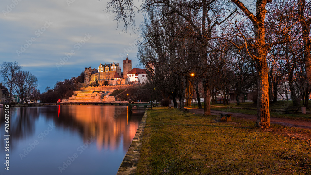 Schloss Bernburg in der Abenddämmerung Schloss Bernburg in der Abenddämmerung