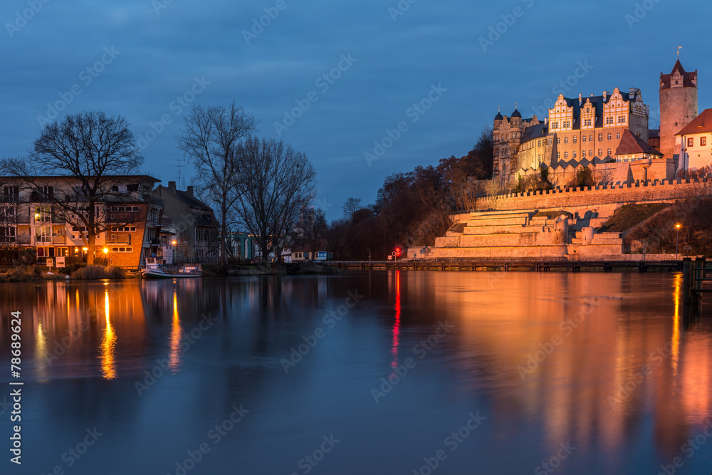 Obraz premium Schloss Bernburg in der Abenddämmerung