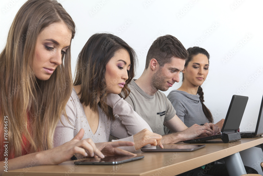 Studenten arbeiten mit Tabletts und Notebooks Studenten arbeiten mit Tabletts und Notebooks