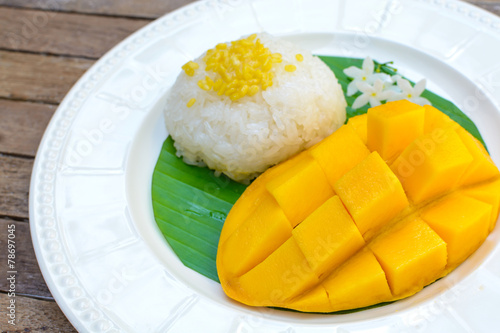 Fototapeta Naklejka Na Ścianę i Meble -  Ripe mango and sticky rice