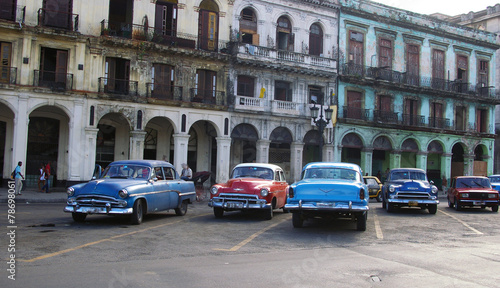Vieilles américaines à la Havane. © moramora