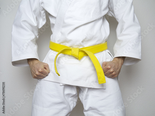 Kampfsport Kämpfer gelber Gürtel Anzug