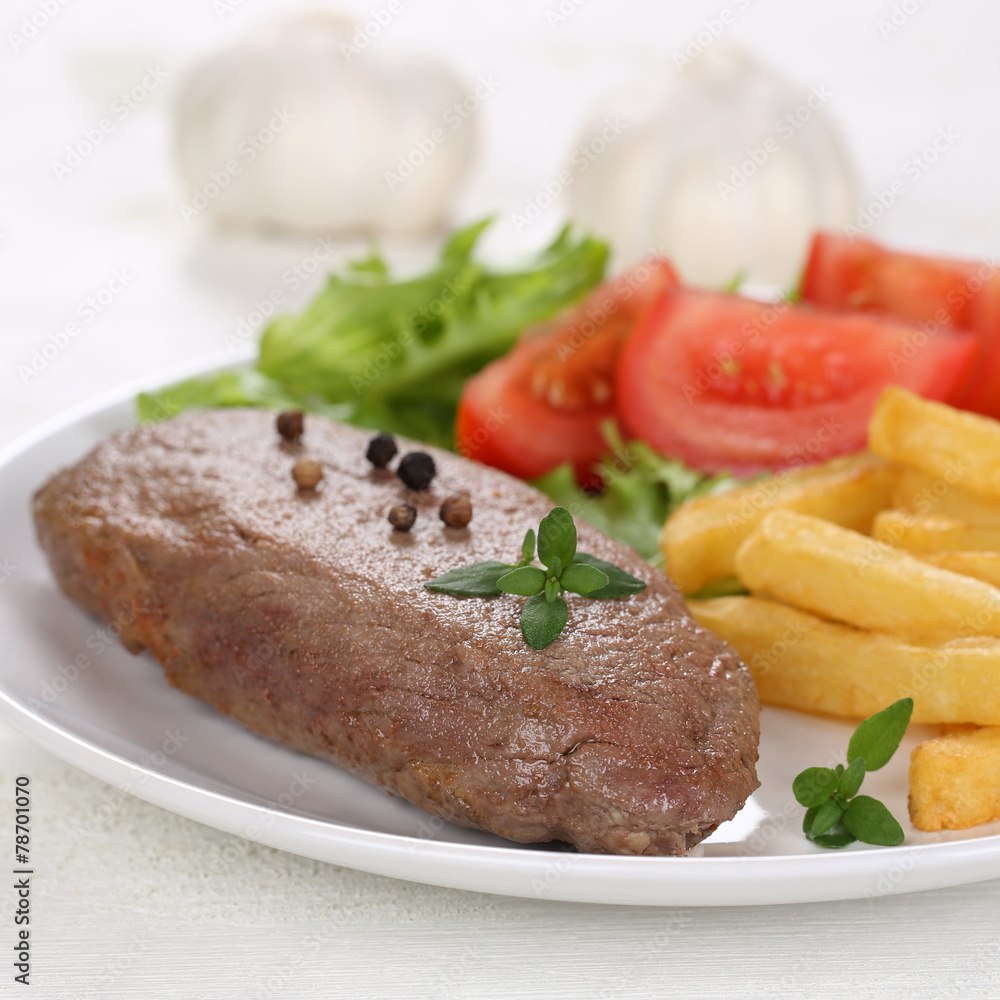 Steak Rindfleisch Gericht mit Pommes, Gemüse und Salat auf Tell Steak Rindfleisch Gericht mit Pommes, Gemüse und Salat auf Tell