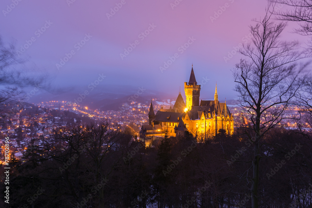 Fototapeta premium Blick auf Wernigerode in winterlicher Abenddämmerung