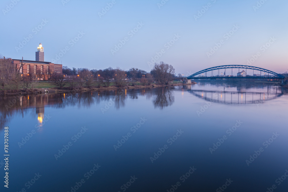 Sternbrücke im Rotehornpark in der Abenddämmerung/Magdeburg