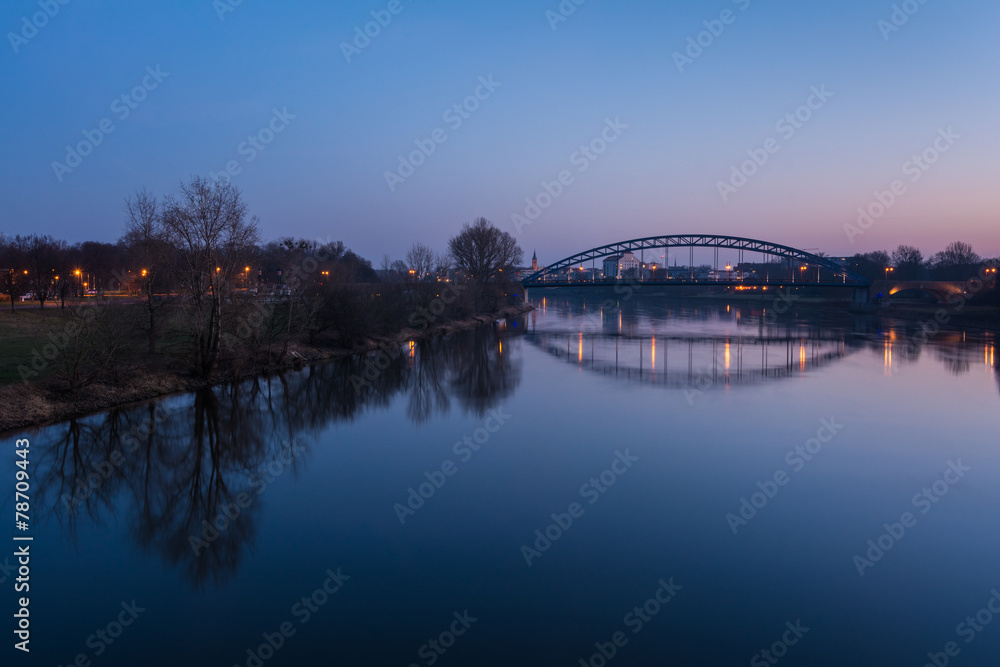 Sternbrücke im Rotehornpark in der Abenddämmerung/Magdeburg