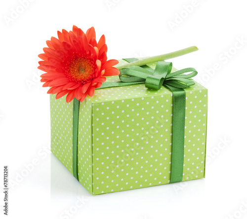 Fototapeta Naklejka Na Ścianę i Meble -  Orange gerbera flower over gift box