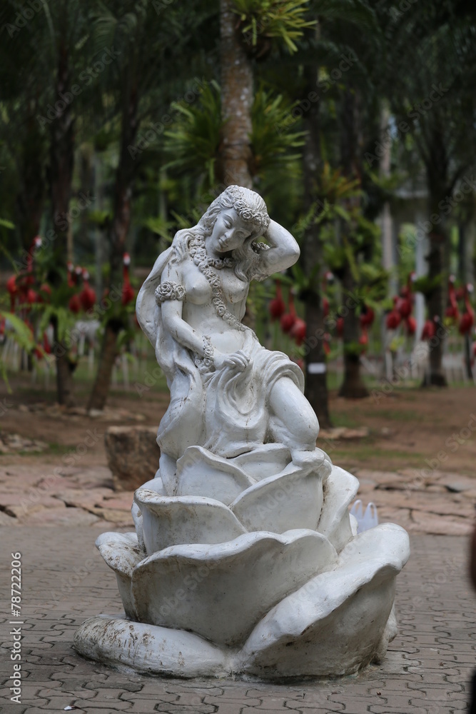 statue of  girl