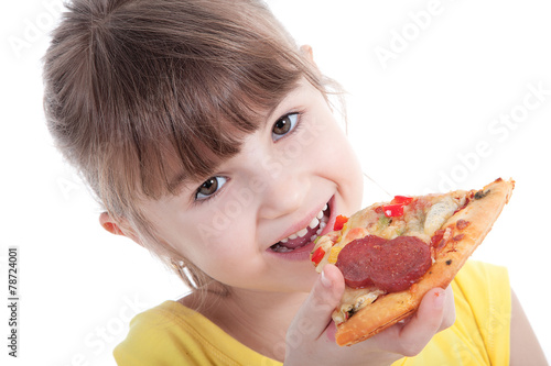 M  dchen isst ein St  ck Pizza und l  chelt Nahaufnahme