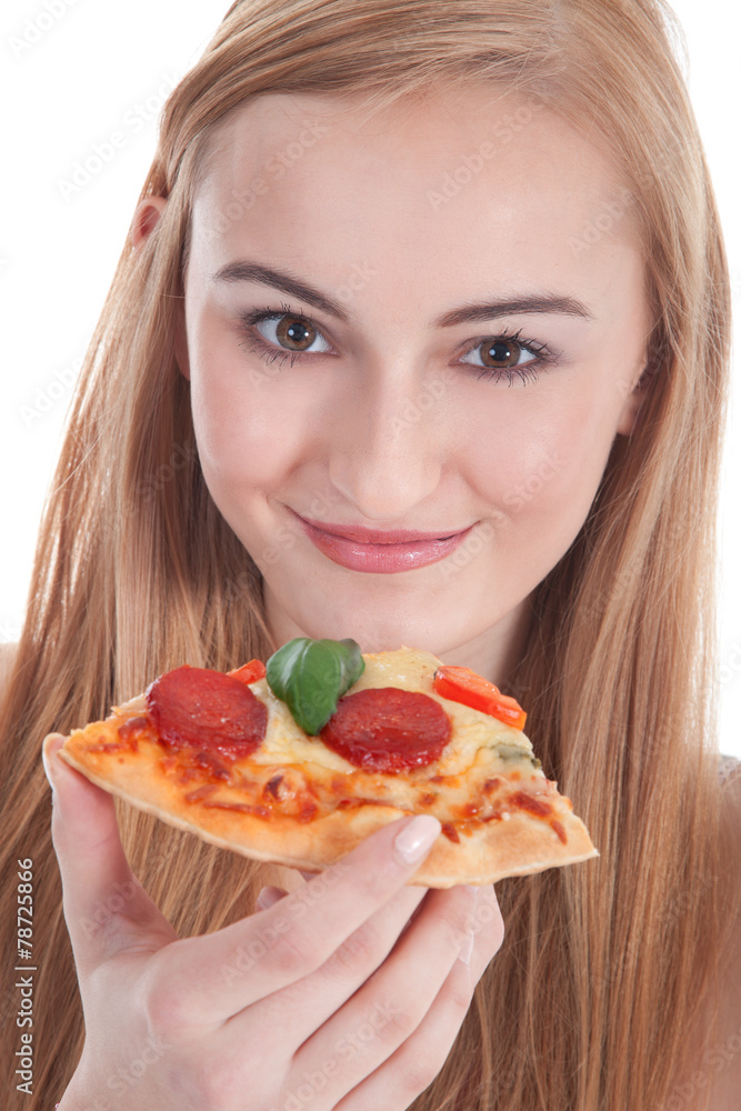 Teenager isst ein Stück Pizza und lächelt Nahaufnahme Teenager isst ein Stück Pizza und lächelt Nahaufnahme