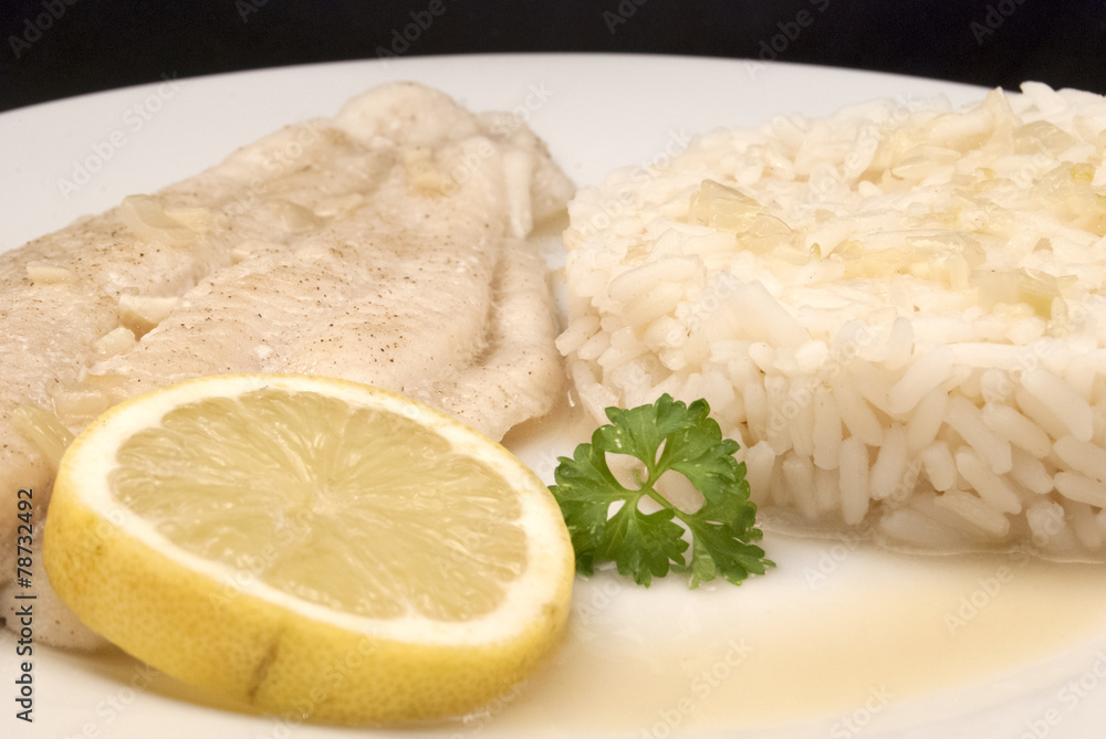 Pochiertes Pangasiusfilet mit Reis