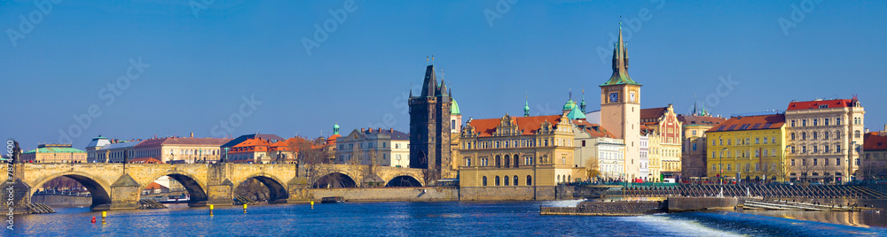 Prague, pont Charles et vieille ville vue de la rive gauche,