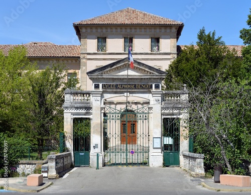 Obraz na płótnie Das Lycée Benoit in L´Isle sur la sorgue w salonie