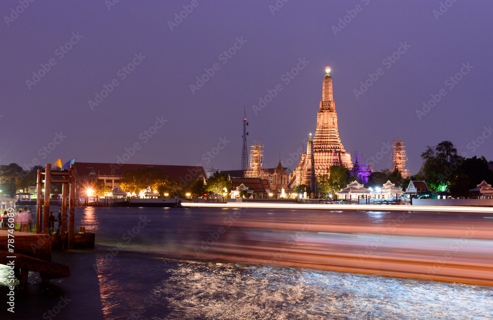 Obraz premium Wat Arun Ratchawararam Ratchawaramahawihan or Wat Arun 