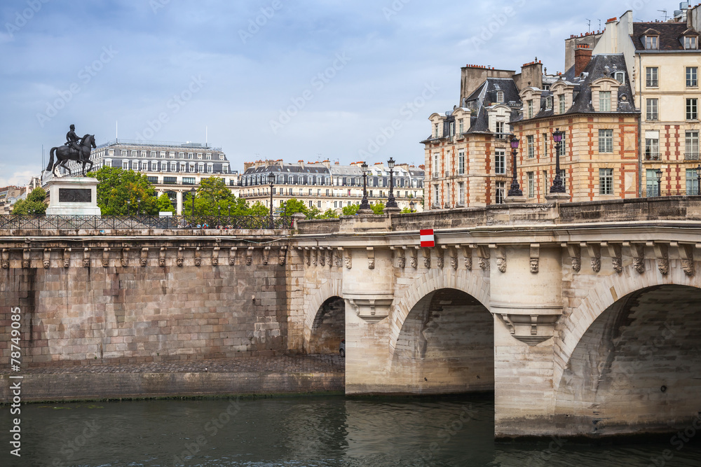 Fototapeta premium Pont Neuf. The oldest bridge across the Seine river in Paris