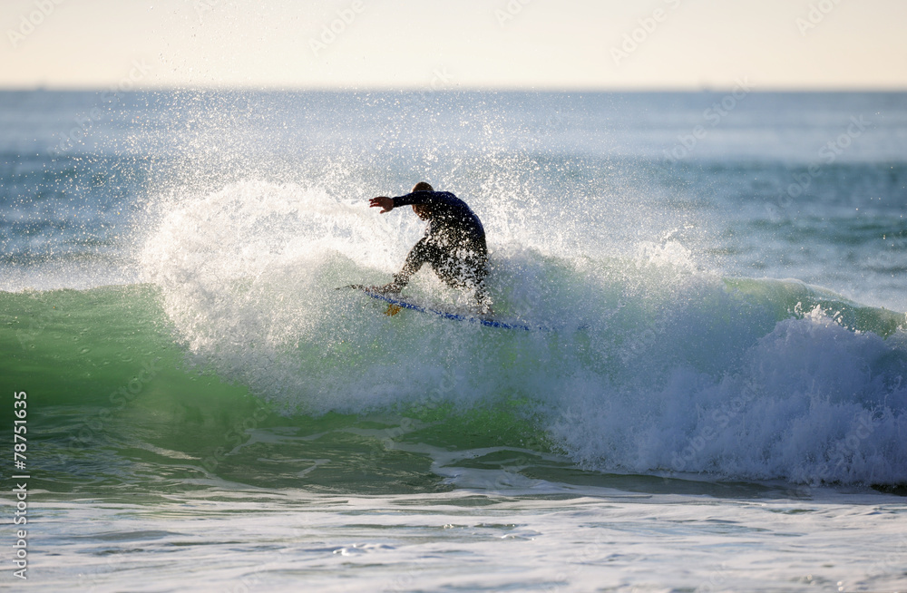 Fototapeta premium Surfer in Grüner Welle