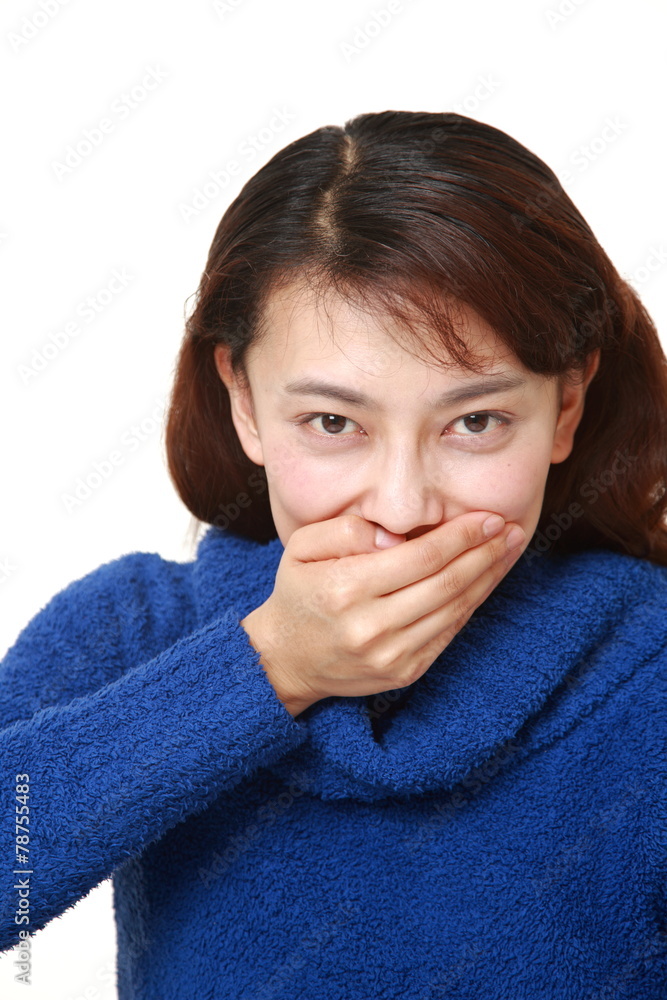 口を閉ざす女性 口を閉ざす女性
