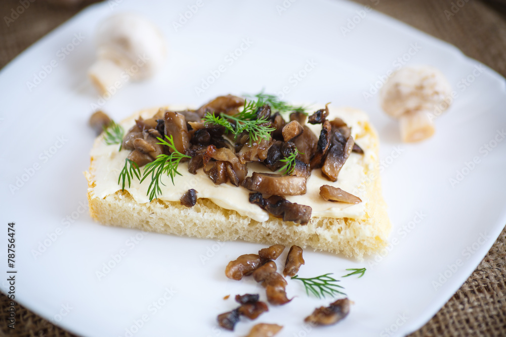 sandwich with mushrooms