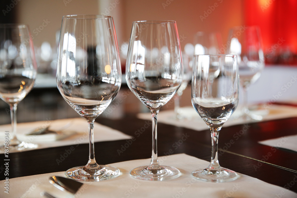 gedeckter Tisch mit Weingläsern gedeckter Tisch mit Weingläsern