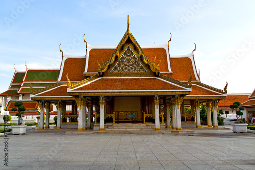 gold    temple   in   bangkok  plant photo