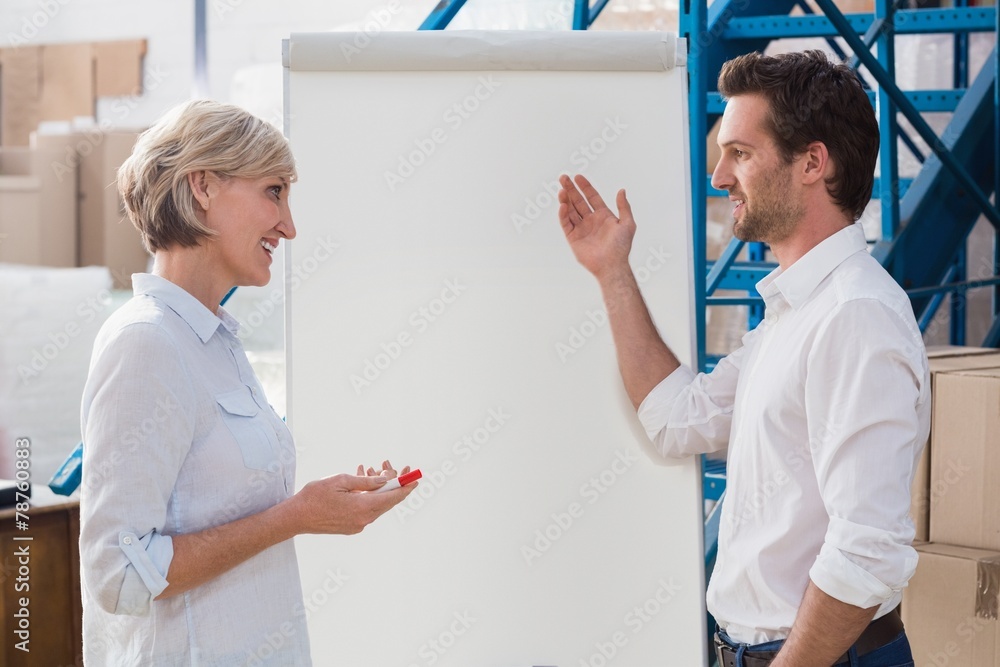 Obraz premium Manager showing something to his colleague on whiteboard