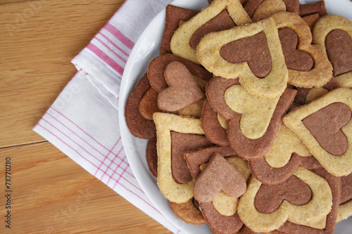 biscotti al cioccolato a forma di cuore su piatto photo