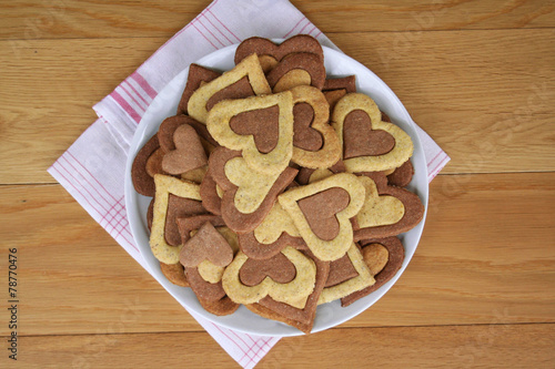 biscotti al cioccolato a forma di cuore su piatto