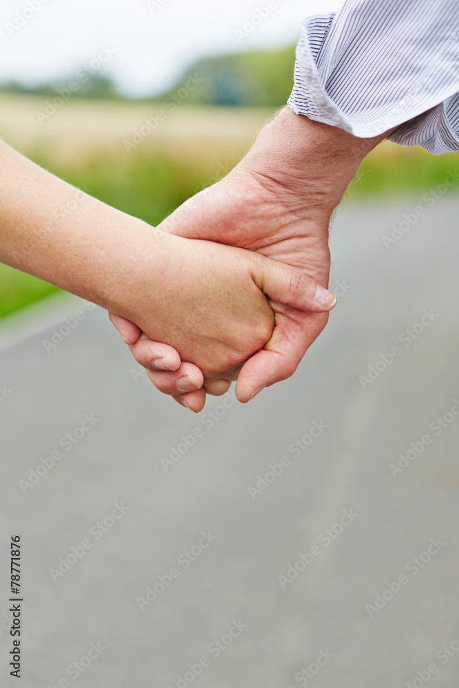 Paar Senioren beim Hand halten