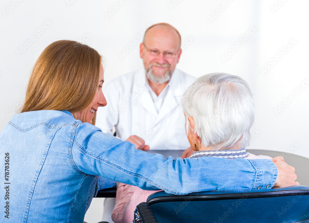 Obraz premium Elderly woman at the doctor