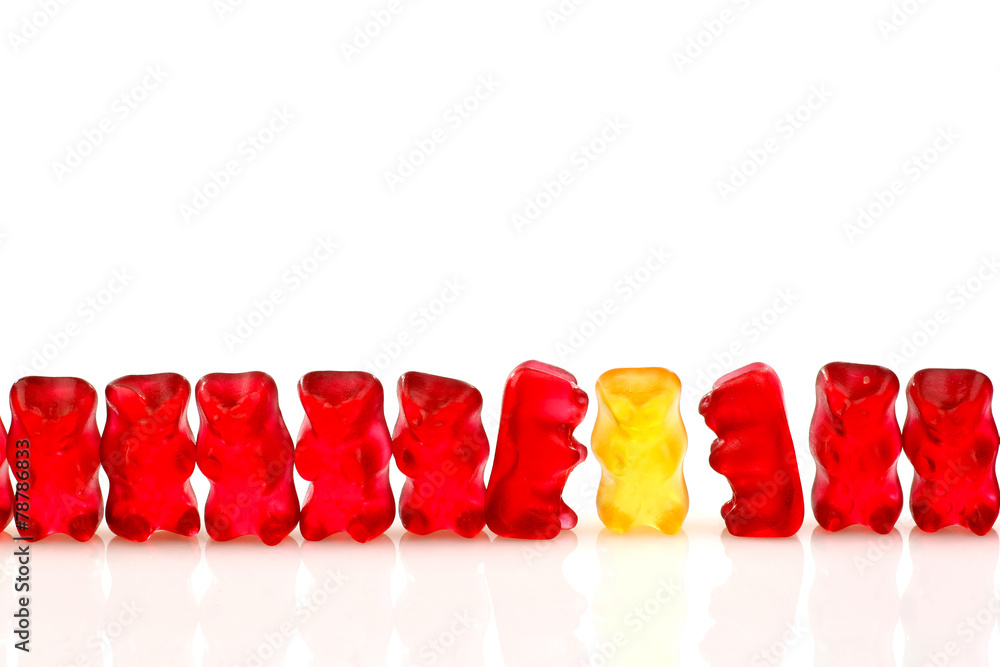 Ταπετσαρία row of red gummy bears and a yellow one isolated on white
