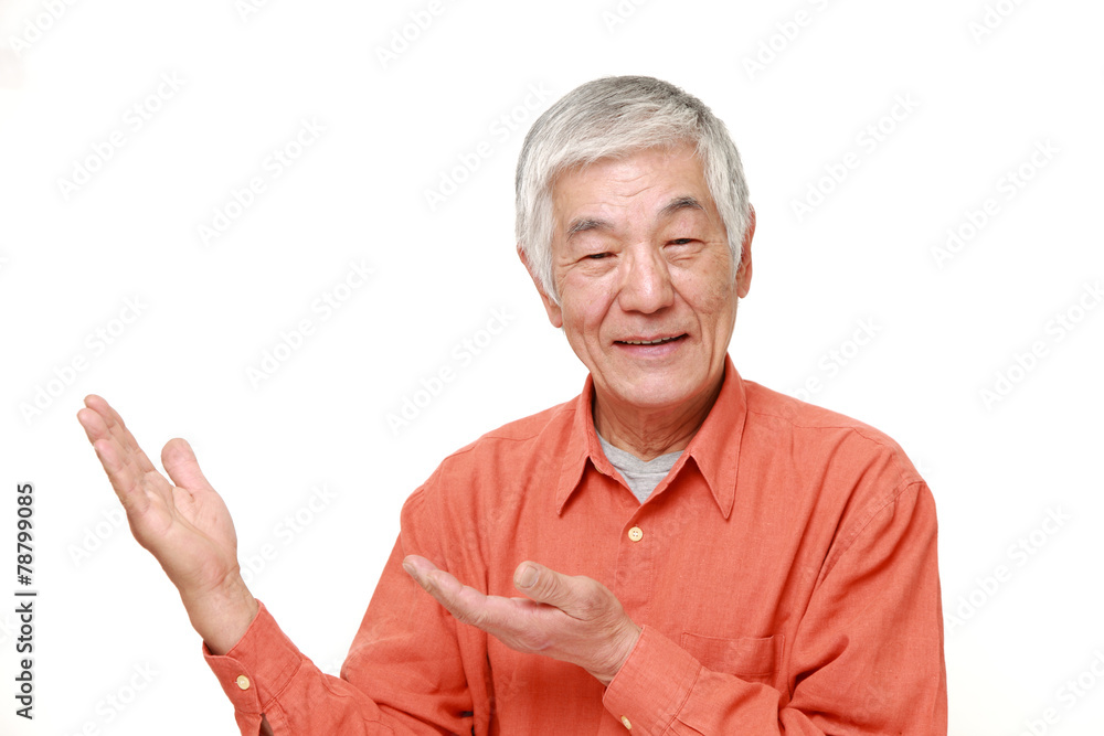 説明する高齢者 説明する高齢者