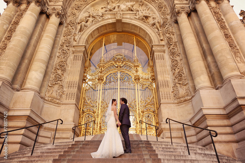 Photography Bride and groom in front of a big building