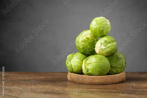 Fotografía Fresh brussels sprouts on wooden table