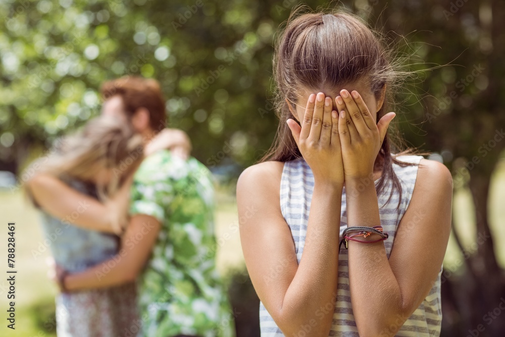 Obraz premium Brunette upset at seeing boyfriend with other girl